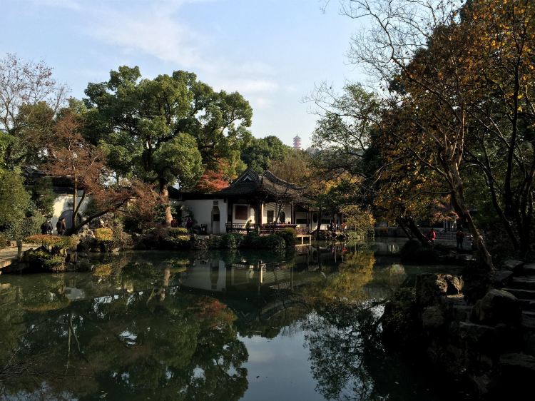 寄畅园池水、古树和江南园林建筑