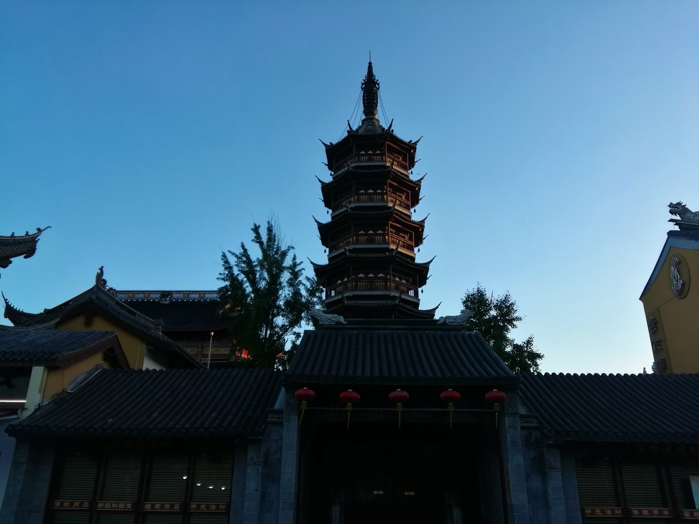傍晚的南禅寺妙光塔与寺院屋顶