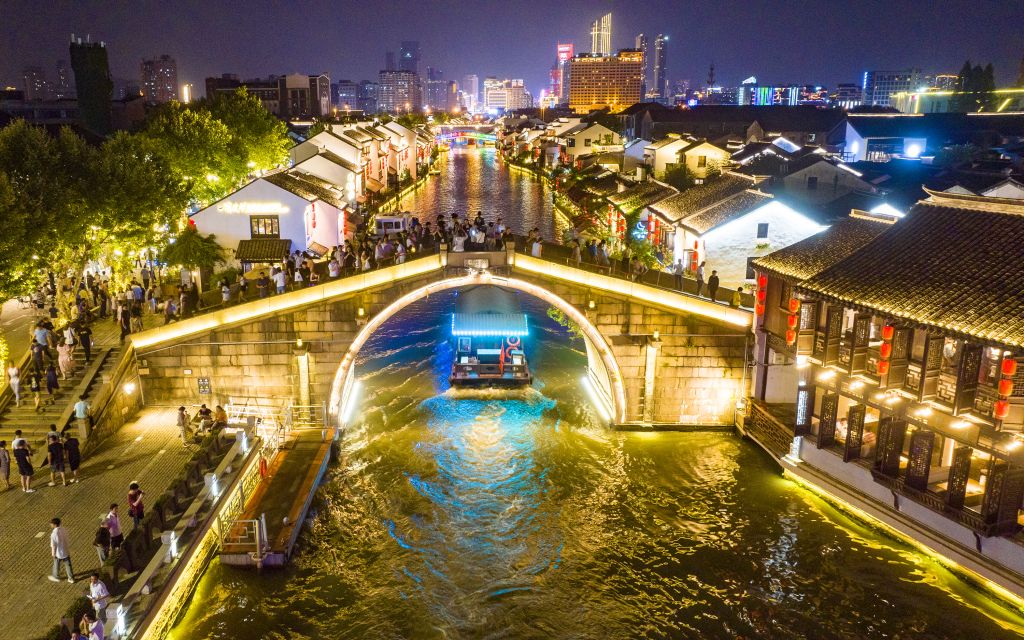 夜色中的清名桥、古运河与游船灯影