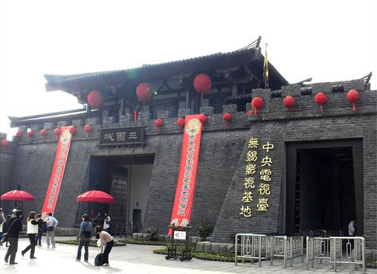无锡三国城灰砖城门与红色旗幡