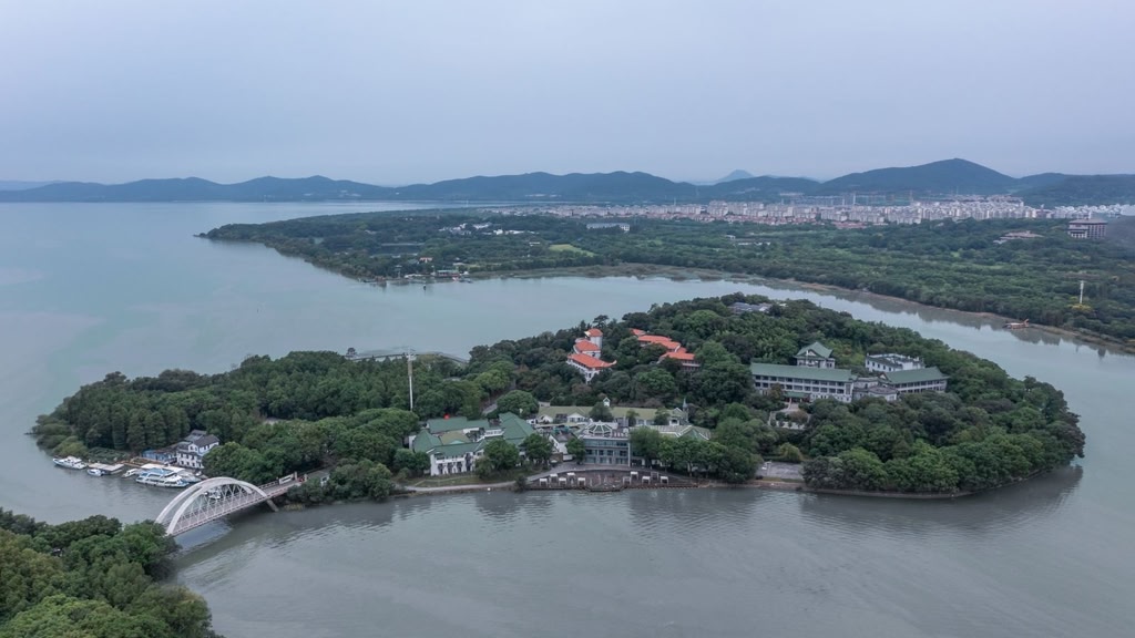 从空中俯瞰伸入太湖的鼋头渚半岛与湖面